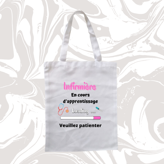 👉 Tote bag infirmière – "En cours d’apprentissage"