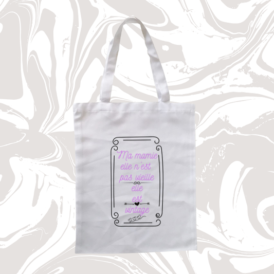 👉 Tote bag – "Ma mamie, elle n’est pas vieille, elle est vintage" ✨
