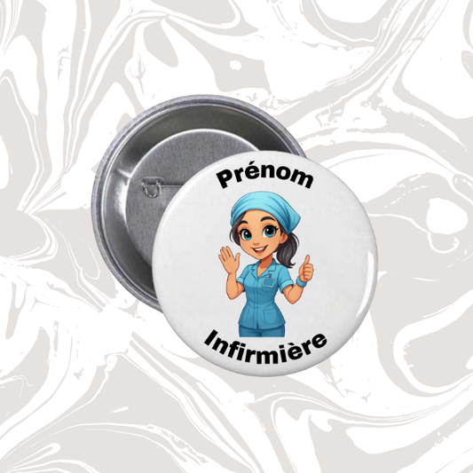 👉 Badge prénom personnalisable “Infirmière” (tenue bleue, bandana)