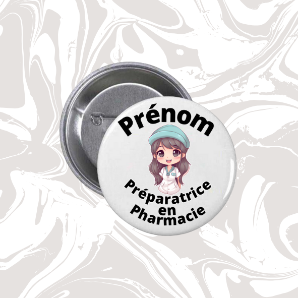 👉 Badge personnalisable – Préparatrice en Pharmacie Kawaii 💊✨ (casquette verte)