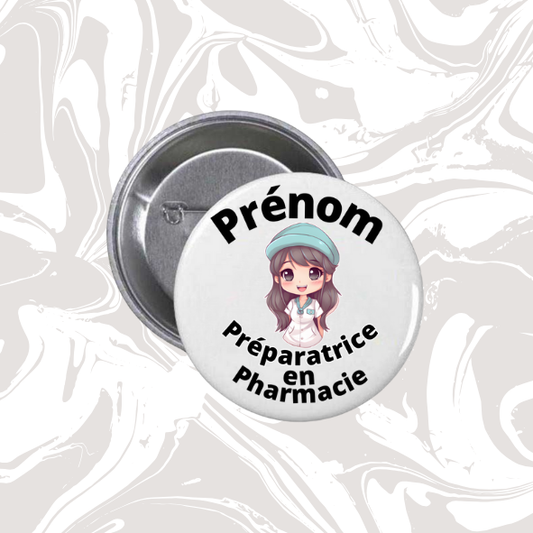 👉 Badge personnalisable – Préparatrice en Pharmacie Kawaii 💊✨ (casquette verte)